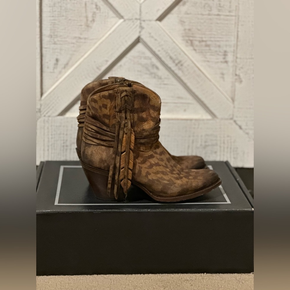 LUCCHESE WOMEN'S HANDMADE ROBYN HAND
TOOLED FEATHER BOOTIES - ROUND TOE - Picture 11 of 14